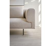 Detailliert: Chimney Module Sofa 3-Sitzer von Vipp Entdecke das ultimative Zusammenspiel aus Eleganz und Funktionalität mit dem Vipp Chimney Modul Sofa 3-Sitzer. Mit seinem abgerundeten und kompakten Design bietet das Vipp Chimney Sofa eine perfekte Balance zwischen modernem Minimalismus und zeitloser Ästhetik. Die Holz- und Stahlkonstruktion, getragen von einem schlanken Rahmen aus pulverbeschichtetem Stahl, verleiht diesem Sofa eine robuste und dennoch luftige Erscheinung. Die geschwungenen Formen und das detaillierte Design verleihen dem Vipp Chimney Sofa einen unverwechselbaren Charakter. Inspiriert von Vipps ikonischem Chimney House Hotelzimmer, ist dieses Sofa ideal für kompakte Wohnräume oder Loungebereiche geeignet. Material und Format Hergestellt aus hochwertigen Materialien wie pulverbeschichtetem Aluminium, Edelstahl, Holz und Textilpolsterung garantiert dieses Sofa Langlebigkeit und Beständigkeit. Die Füllung aus Schaumstoff, Naturfeder und Polyfaser gewährleistet zudem einen optimalen Sitzkomfort über Jahre hinweg. Bezogen mit dem eleganten Soprano 03 Lichtgrau, bietet dieses Sofa nicht nur Stil, sondern auch erstklassigen Komfort. Die Bouclé-Oberfläche verleiht dem Stoff eine taktile Haptik und sorgt für ein unvergleichliches Sitzerlebnis. Mit seinen Maßen von 340 cm Breite, 90 cm Tiefe und einer Höhe von 70 cm bietet das Vipp Chimney Modul Sofa 3-Sitzer ausreichend Platz für entspannte Momente allein oder in Gesellschaft. Die Sitzhöhe von 40 cm sorgt für eine angenehme Positionierung und lädt zum Verweilen ein. Stoffqualität: Soprano 03 Lichtgrau: 45% Baumwolle, 19% Viskose, 5% Wolle, 13% Acryl, 8% Nylon