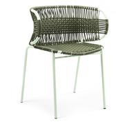 Bunte Sache: Cielo Stacking Armchair Stapelbarer Armlehnstuhl Outdoor ames Leicht, stapelbar und bunt - der Cielo Stuhl von ames ist sowohl im Innen- als auch im Außenbereich ein farbenfroher Hingucker. Er wurde von Sebastian Herkner entworfen, der sich bei der Farbwahl von der bunten Lebendigkeit Kolumbiens inspirieren ließ. Die Webtechnik, die die kolumbianischen artesanos und artesanas bei der Herstellung der Cielo, Caribe und Cartaganes-Möbelstücke anwenden, heißt "momposino". Diese Methode ist besonders in der Region Santa Marta an der Karibikküste beliebt. Die farbigen Schnüre bestehen aus recyceltem PVC und werden von Hand um einen Rahmen aus feuerverzinktem Stahl geflochten, wodurch verschiedene Muster entstehen. ames - Design das unterstützt! Alle von ames hergestellten Produkte entstehen in partnerschaftlicher Zusammenarbeit mit kolumbianischen Handwerkern. Das Können, das Wissen und die Sorgfalt der Artesanos und Artesanas sorgt für die außergewöhnliche Qualität der Designmöbel und -accessoires. Die kleinen und familiengeführten Ateliers fertigen in Handarbeit mit größtenteils aus dem Land bezogenen Rohstoffen. So werden die PVC-Schnüre für die Möbel des Herstellers zum Beispiel aus recyceltem Kunststoff hergestellt. Material und Format Der Stuhl besteht aus einem pulverbeschichteten Stahlgestell und einer Sitz- und Rückenfläche aus gewebten PVC-Schnüren, die aus recyceltem Plastik hergestellt werden. Er ist 60 cm breit, 51,4 cm tief und 78 cm hoch. Die Sitzhöhe beträgt 46 cm und die Sitztiefe 43,4 cm.