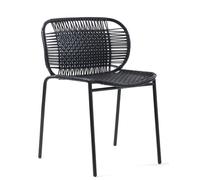 Leichtgewicht: Cielo Stacking Chair Stapelbarer Stuhl Outdoor ames Leicht, stapelbar und bunt - der Cielo Stuhl von ames ist sowohl im Innen- als auch im Außenbereich ein farbenfroher Hingucker. Er wurde von Sebastian Herkner entworfen, der sich bei der Farbwahl von der bunten Lebendigkeit Kolumbiens inspirieren ließ. Die Webtechnik, die die kolumbianischen artesanos und artesanas bei der Herstellung der Cielo, Caribe und Cartaganes-Möbelstücke anwenden, heißt "momposino". Diese Methode ist besonders in der Region Santa Marta an der Karibikküste beliebt. Die farbigen Schnüre bestehen aus recyceltem PVC und werden von Hand um einen Rahmen aus feuerverzinktem Stahl geflochten, wodurch verschiedene Muster entstehen. ames - Design das unterstützt! Alle von ames hergestellten Produkte entstehen in partnerschaftlicher Zusammenarbeit mit kolumbianischen Handwerkern. Das Können, das Wissen und die Sorgfalt der Artesanos und Artesanas sorgt für die außergewöhnliche Qualität der Designmöbel und -accessoires. Die kleinen und familiengeführten Ateliers fertigen in Handarbeit mit größtenteils aus dem Land bezogenen Rohstoffen. So werden die PVC-Schnüre für die Möbel des Herstellers zum Beispiel aus recyceltem Kunststoff hergestellt. Material und Format Der Stuhl besteht aus einem pulverbeschichteten Stahlgestell und einer Sitz- und Rückenfläche aus gewebten PVC-Schnüren, die aus recyceltem Plastik hergestellt werden. Er ist 56 cm breit, 51,4 cm tief und 78 cm hoch. Die Sitzhöhe beträgt 46 cm und die Sitztiefe 43,4 cm.