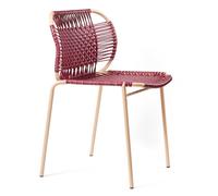 Leichtgewicht: Cielo Stacking Chair Stapelbarer Stuhl Outdoor ames Leicht, stapelbar und bunt - der Cielo Stuhl von ames ist sowohl im Innen- als auch im Außenbereich ein farbenfroher Hingucker. Er wurde von Sebastian Herkner entworfen, der sich bei der Farbwahl von der bunten Lebendigkeit Kolumbiens inspirieren ließ. Die Webtechnik, die die kolumbianischen artesanos und artesanas bei der Herstellung der Cielo, Caribe und Cartaganes-Möbelstücke anwenden, heißt "momposino". Diese Methode ist besonders in der Region Santa Marta an der Karibikküste beliebt. Die farbigen Schnüre bestehen aus recyceltem PVC und werden von Hand um einen Rahmen aus feuerverzinktem Stahl geflochten, wodurch verschiedene Muster entstehen. ames - Design das unterstützt! Alle von ames hergestellten Produkte entstehen in partnerschaftlicher Zusammenarbeit mit kolumbianischen Handwerkern. Das Können, das Wissen und die Sorgfalt der Artesanos und Artesanas sorgt für die außergewöhnliche Qualität der Designmöbel und -accessoires. Die kleinen und familiengeführten Ateliers fertigen in Handarbeit mit größtenteils aus dem Land bezogenen Rohstoffen. So werden die PVC-Schnüre für die Möbel des Herstellers zum Beispiel aus recyceltem Kunststoff hergestellt. Material und Format Der Stuhl besteht aus einem pulverbeschichteten Stahlgestell und einer Sitz- und Rückenfläche aus gewebten PVC-Schnüren, die aus recyceltem Plastik hergestellt werden. Er ist 56 cm breit, 51,4 cm tief und 78 cm hoch. Die Sitzhöhe beträgt 46 cm und die Sitztiefe 43,4 cm.