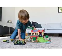 Claas Farmyard Playset includes 3 Vehicles