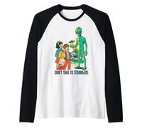 Classic UFO with green aliens flying above city Raglan Baseball Tee