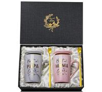 Classy New Parents Gifts Set - Papa & Mama | Mum & Dad Coffee Mugs, Sweet Pregnancy Announcement, Baby Shower, Christmas, 14oz Gold Print Cups with Lid, Spoon, Card & Luxury Gift Box, Pink & Gray