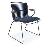 Mut zur Lücke: Click Dining Chair von Houe Zweifelsohne, das Besondere an den Click Stühlen sind die Lamellen, die dem Outdoorstuhl eine Prise Luftigkeit und Unbeschwertheit verleihen. Klassische Gartenstühle mit durchgängiger Sitz- und Rückenfläche wirken oft schwer und behäbig. Das ist bei Click zum Glück anders. Anlehnungsbedürftig: Der Click Sessel ist mit Armlehnen ausgestattet, was das Entspannen gleich einen Ticken leichter macht. Und der Sitzkomfort? Lässt keine Wünsche offen! Verschiedene Farben Die Grazilität der Click Gartenstühle ist das eine, die eleganten Farben sind das andere. Sie können die Outdoormöbel zum Beispiel in Schwarz oder Olivgrün online bestellen. Ihnen kann's nie bunt genug zugehen? Da kommt der Click Stuhl mit mehrfarbigen Lamellen gerade recht. Material und Format Das Gestell des Click Stuhls von Houe ist aus grau pulverbeschichtetem Metall gefertigt. Die Streben bestehen aus Kunststoff, die Armlehnen aus Bambusholz. Der Design Outdoorstuhl von Houe ist 82 cm hoch, 60 cm tief sowie 55 cm breit. Die Sitzhöhe beträgt komfortable 45 cm. Sie erhalten den Houe Stuhl zerlegt, das Montagematerial ist inklusive. Houe Das Designlabel Houe stammt aus dem schönen Dänemark, genauer gesagt aus Ry. Die Click Outdoorstühle wurden vom Designer Henrik Pedersen entworfen. Wir bieten in unserem Onlineshop noch weitere Stühle aus der Click Kollektion an, zum Beispiel Click ohne Armlehnen. Oder wie wäre es mit einem bewegungsfreudigen Click Schaukelstuhl? Doch lieber eine Sonnenliege? Oder...