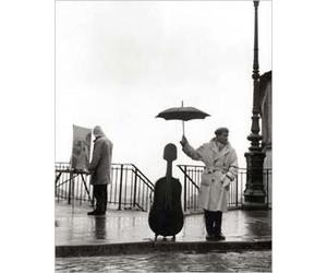 Close Up A MUSICIAN IN THE RAIN ART PRINT ROBERT DOISNEAU (24cm x 30cm)