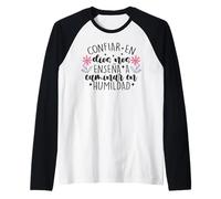 Confiar Dios nos enseña a caminar en humildad Raglan Baseball Tee