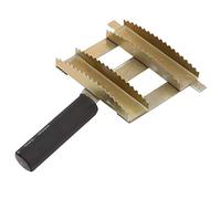 Cryfokt Shedding Comb for Cattle, Durable Iron Hair Rake for Dead Hair Removal, Ergonomic Design, Suitable for Livestock Grooming, 20x14x7cm, 1 Unit