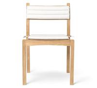 Zubehör: Sitzkissen für den AH501/AH502 Outdoor Stuhl von Carl Hansen & Søn Sie wollen Ihrem AH501 Dining Chair oder Ihrem AH502 Armlehnstuhl eine zusätzliche Prise Komfort verleihen? Dann ist das passende Sitzkissen mit eleganter Steppnaht genau das Richtige für Sie! Das Sitzkissen hat die Maße B 41 x T 45 x H 2,5 cm. Es ist mit einem widerstandsfähigen und wasserdichten Agora Life-Textil bezogen, das aus recyceltem Material hergestellt wird. In der Farbe Oat ergänzt es die schönen AH Stühle aus Teak perfekt. Praktische Befestigungsschlaufen sorgen für den idealen Halt. Übrigens : Auch das Rückenkissen finden Sie bei uns im Shop. Stöbern Sie direkt los!