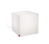 Egal ob Sie ihn als Beistelltisch oder Hocker verwenden der CUBE Indoor von Moree strahlt nicht nur durch stilvolles Design in jeder Situation. Bei CUBE handelt es sich um ein illuminiertes Kleinmöbel . Durch das Filz-Sitzkissen und die Glastischplatte , welche rutschfest aufgelegt werden, kann CUBE wahlweiße als Sitzgelegenheit oder stylischer Beistelltisch verwendet werden. Bei den LED-Varianten stehen außerdem ein Intervall-Farbwechselprogramm oder die dauerhafte Beleuchtung in einer Farbe zur Wahl. Sie leuchten in allen Lichtfarben inklusive weiß und verfügen über eine Fernbedienung . Material und Form CUBE besteht aus weißem, seidenmatten und UV resistenten Polyethylen . Es misst B 44 x T 44 x H 45 cm . Das Sitzkissen und Tischplatte messen je B 40 x T 40 cm . Das Kissen besteht aus Filz und ist in den Farben Orange, Rot, Violet, Mai Grün und Anthrazit verfügbar. Die Tischplatte ist aus klarem Glas gefertigt. Geliefert wird CUBE entweder mit einer Tischlatte oder einem Sitzkissen . Beides kann einzeln nachgekauft werden. Technische Details CUBE ist mit normalem Leuchtmittel oder energiesparenden Multicolor LED erhältlich. Kabel: ca. 3 m, klar, IP20 für den Innenbereich Leuchtmittel CUBE Outdoor: 1 x max. 40 W E27, Energieeffizienzklasse F CUBE Outdoor LED: 9W RGBW LED-Lampe mit Fernbedienung, Energieeffizienzklasse F