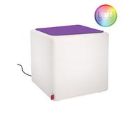 Egal ob Sie ihn als Beistelltisch oder Hocker verwenden der CUBE Outdoor von Moree strahlt nicht nur durch stilvolles Design in jeder Situation. Bei CUBE handelt es sich um ein illuminiertes Kleinmöbel . Durch das Filz-Sitzkissen und die Glastischplatte , welche rutschfest aufgelegt werden, kann CUBE wahlweiße als Sitzgelegenheit oder stylischer Beistelltisch verwendet werden. Bei den LED-Varianten stehen außerdem ein Intervall-Farbwechselprogramm oder die dauerhafte Beleuchtung in einer Farbe zur Wahl. Sie leuchten in allen Lichtfarben inklusive weiß und verfügen über eine Fernbedienung . Material und Form CUBE besteht aus weißem, seidenmatten und UV resistenten Polyethylen . Es misst B 44 x T 44 x H 45 cm . Das Sitzkissen und Tischplatte messen je B 40 x T 40 cm . Das Kissen besteht aus Filz und ist in den Farben Orange, Rot, Violet, Mai Grün und Anthrazit verfügbar. Die Tischplatte ist aus klarem Glas gefertigt. Geliefert wird CUBE entweder mit einer Tischlatte oder einem Sitzkissen . Beides kann einzeln nachgekauft werden. Technische Details CUBE ist mit normalem Leuchtmittel oder energiesparenden Multicolor LED erhältlich. Die Akkuvariante hat eine Betriebsdauer von ca. 15 Stunden (Farbwechselprogram) , bzw. 12 Stunden (weiß) . Die Ladezeit beträgt 13 Stunden . Das Laden erfolgt über Induktionsladung, IP 54 für den Außenbereich . Kabel: ca. 5 m, schwarz, IP44 für den Außenbereich Leuchtmittel CUBE Outdoor: 1 x max. 40 W E27, Energieeffizienzklasse F CUBE Outdoor LED: 9W RGBW LED-Lampe mit Fernbedienung, Energieeffizienzklasse F CUBE Outdoor Accu LED: Multicolour RGB LEDs/ 170 lm/max. 2 W, Energieeffizienzklasse F