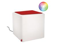 Egal ob Sie ihn als Beistelltisch oder Hocker verwenden der CUBE Outdoor von Moree strahlt nicht nur durch stilvolles Design in jeder Situation. Bei CUBE handelt es sich um ein illuminiertes Kleinmöbel . Durch das Filz-Sitzkissen und die Glastischplatte , welche rutschfest aufgelegt werden, kann CUBE wahlweiße als Sitzgelegenheit oder stylischer Beistelltisch verwendet werden. Bei den LED-Varianten stehen außerdem ein Intervall-Farbwechselprogramm oder die dauerhafte Beleuchtung in einer Farbe zur Wahl. Sie leuchten in allen Lichtfarben inklusive weiß und verfügen über eine Fernbedienung . Material und Form CUBE besteht aus weißem, seidenmatten und UV resistenten Polyethylen . Es misst B 44 x T 44 x H 45 cm . Das Sitzkissen und Tischplatte messen je B 40 x T 40 cm . Das Kissen besteht aus Filz und ist in den Farben Orange, Rot, Violet, Mai Grün und Anthrazit verfügbar. Die Tischplatte ist aus klarem Glas gefertigt. Geliefert wird CUBE entweder mit einer Tischlatte oder einem Sitzkissen . Beides kann einzeln nachgekauft werden. Technische Details CUBE ist mit normalem Leuchtmittel oder energiesparenden Multicolor LED erhältlich. Die Akkuvariante hat eine Betriebsdauer von ca. 15 Stunden (Farbwechselprogram) , bzw. 12 Stunden (weiß) . Die Ladezeit beträgt 13 Stunden . Das Laden erfolgt über Induktionsladung, IP 54 für den Außenbereich . Kabel: ca. 5 m, schwarz, IP44 für den Außenbereich Leuchtmittel CUBE Outdoor: 1 x max. 40 W E27, Energieeffizienzklasse F CUBE Outdoor LED: 9W RGBW LED-Lampe mit Fernbedienung, Energieeffizienzklasse F CUBE Outdoor Accu LED: Multicolour RGB LEDs/ 170 lm/max. 2 W, Energieeffizienzklasse F