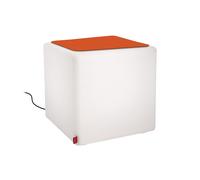 Egal ob Sie ihn als Beistelltisch oder Hocker verwenden der CUBE Outdoor von Moree strahlt nicht nur durch stilvolles Design in jeder Situation. Bei CUBE handelt es sich um ein illuminiertes Kleinmöbel . Durch das Filz-Sitzkissen und die Glastischplatte , welche rutschfest aufgelegt werden, kann CUBE wahlweiße als Sitzgelegenheit oder stylischer Beistelltisch verwendet werden. Bei den LED-Varianten stehen außerdem ein Intervall-Farbwechselprogramm oder die dauerhafte Beleuchtung in einer Farbe zur Wahl. Sie leuchten in allen Lichtfarben inklusive weiß und verfügen über eine Fernbedienung . Material und Form CUBE besteht aus weißem, seidenmatten und UV resistenten Polyethylen . Es misst B 44 x T 44 x H 45 cm . Das Sitzkissen und Tischplatte messen je B 40 x T 40 cm . Das Kissen besteht aus Filz und ist in den Farben Orange, Rot, Violet, Mai Grün und Anthrazit verfügbar. Die Tischplatte ist aus klarem Glas gefertigt. Geliefert wird CUBE entweder mit einer Tischlatte oder einem Sitzkissen . Beides kann einzeln nachgekauft werden. Technische Details CUBE ist mit normalem Leuchtmittel oder energiesparenden Multicolor LED erhältlich. Die Akkuvariante hat eine Betriebsdauer von ca. 15 Stunden (Farbwechselprogram) , bzw. 12 Stunden (weiß) . Die Ladezeit beträgt 13 Stunden . Das Laden erfolgt über Induktionsladung, IP 54 für den Außenbereich . Kabel: ca. 5 m, schwarz, IP44 für den Außenbereich Leuchtmittel CUBE Outdoor: 1 x max. 40 W E27, Energieeffizienzklasse F CUBE Outdoor LED: 9W RGBW LED-Lampe mit Fernbedienung, Energieeffizienzklasse F CUBE Outdoor Accu LED: Multicolour RGB LEDs/ 170 lm/max. 2 W, Energieeffizienzklasse F