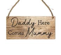 Daddy Here Comes Mummy Wedding Sign - Rustic Hanging Plaque for Wedding Aisle Decoration - Bridesmaid Entrance (Brown Wood Effect, Large: 29 cm (H) × 13.5 cm (W))