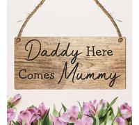 Daddy Here Comes Mummy Wedding Sign - Rustic Hanging Plaque for Wedding Aisle Decoration - Bridesmaid Entrance (Brown Wood Effect, Small: 19 cm (H) × 9 cm (W))