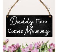 Daddy Here Comes Mummy Wedding Sign - Rustic Hanging Plaque for Wedding Aisle Decoration - Handmade 19cm x 9cm MDF Wooden Sign - Bridesmaid Entrance Accessory with Twine (Black)