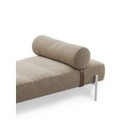 Zubehör: Daybe Daybed Extra Pillow Kissen für Liege Northern Statten Sie Ihr Daybed Daybe von Northern mit einem zusätzlichen Kissen aus, um für noch mehr Komfort zu sorgen. Das Kissen kann mit dem am Daybed vorhandenen Lederriemen einfach angebracht werden, dank des Klettverschlusses so flexibel, wie Sie es wünschen. Das Kissen ist 66 cm breit und hat einen Durchmesser von 23 cm.