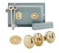 Deluxe 6;x4 Brass Rim Lock Set with Polished Brass Knob,Surfac Mounted Door Lock with Latch, Shed Lock with Key, Vintage Gate Lock for Outdoor Sheds, Gates, or Doors (Grey/Brass)