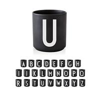 Black Edition: Ab sofort können Sie die beliebten Design Letters Buchstabenbecher in Schwarz mit weißen Buchstaben online bestellen . Arne Jacobsens Typographie Seine ABC Kollektion hat Arne Jacobsen seinerzeit bereits im Jahr 1937 für das Aarhuser Rathaus in Dänemark entworfen. Dass er mit seinen Typographie -Entwürfen solch große Erfolge feiern würde, konnte man nicht vorausahnen. Der dänische Hersteller Design Letters hat es sich jedenfalls seit 2009 zur Aufgabe gemacht, Arne Jacobsens Buchstabendesign unsterblich zu machen. Auf sämtlichen Designer Wohnaccessoires finden sich die unverkennbaren Buchstaben nun wieder - seien es Tassen , Geschirrtücher oder Kissen. Bisher wurden die Buchstaben immer in Schwarz gedruckt. Im Jahr 2017 dreht Design Letters den Spieß um und bringt den beliebtesten Designentwurf - den Buchstabenbecher - in einer schwarzen Version mit weiß gedruckten Buchstaben auf den Markt. Multifunktionsbecher Der schwarze Design Letters Buchstabenbecher lässt sich für vielerlei Zwecke nutzen - sei es als Zahnputzbecher , als originelles Trinkgefäß , als Stiftebecher oder als reines Dekoobjekt. Vor allem in Kombination mit dem weißen Buchstabenbecher lassen sich interessante Akzente setzen. Aus mehreren Buchstabenbechern lassen sich sogar ganze Wörter zusammensetzen. Gefertigt wird der schwarze Buchstabenbecher ebenso wie das weiße Pendant aus hochwertigem Porzellan. Bestellen Sie den neuen Designer Buchstabenbecher von Arne Jacobsen am besten gleich hier im Onlineshop ! Hinweis: Dieser Artikel ist ein Einzelstück. Als Einzelstücke verkaufen wir ungebrauchte und neuwertige Artikel, die KEINE Beschädigungen aufweisen. Das können zum Beispiel Auslaufmodelle, Restposten oder Retourenartikel sein. Da die Artikel zudem oft nur in begrenzter Stückzahl vorhanden sind, sind sie für den Zwischenverkauf vorbehalten. Einzelstücke sind wie alle Designerschnäppchen vom Umtausch ausgeschlossen.