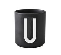 Black Edition: Ab sofort können Sie die beliebten Design Letters Buchstabenbecher in Schwarz mit weißen Buchstaben online bestellen . Arne Jacobsens Typographie Seine ABC Kollektion hat Arne Jacobsen seinerzeit bereits im Jahr 1937 für das Aarhuser Rathaus in Dänemark entworfen. Dass er mit seinen Typographie -Entwürfen solch große Erfolge feiern würde, konnte man nicht vorausahnen. Der dänische Hersteller Design Letters hat es sich jedenfalls seit 2009 zur Aufgabe gemacht, Arne Jacobsens Buchstabendesign unsterblich zu machen. Auf sämtlichen Designer Wohnaccessoires finden sich die unverkennbaren Buchstaben nun wieder - seien es Tassen , Geschirrtücher oder Kissen. Bisher wurden die Buchstaben immer in Schwarz gedruckt. Im Jahr 2017 dreht Design Letters den Spieß um und bringt den beliebtesten Designentwurf - den Buchstabenbecher - in einer schwarzen Version mit weiß gedruckten Buchstaben auf den Markt. Multifunktionsbecher Der schwarze Design Letters Buchstabenbecher lässt sich für vielerlei Zwecke nutzen - sei es als Zahnputzbecher , als originelles Trinkgefäß , als Stiftebecher oder als reines Dekoobjekt. Vor allem in Kombination mit dem weißen Buchstabenbecher lassen sich interessante Akzente setzen. Aus mehreren Buchstabenbechern lassen sich sogar ganze Wörter zusammensetzen. Gefertigt wird der schwarze Buchstabenbecher ebenso wie das weiße Pendant aus hochwertigem Porzellan. Bestellen Sie den neuen Designer Buchstabenbecher von Arne Jacobsen am besten gleich hier im Onlineshop ! Hinweis: Dieser Artikel ist ein Einzelstück. Als Einzelstücke verkaufen wir ungebrauchte und neuwertige Artikel, die KEINE Beschädigungen aufweisen. Das können zum Beispiel Auslaufmodelle, Restposten oder Retourenartikel sein. Da die Artikel zudem oft nur in begrenzter Stückzahl vorhanden sind, sind sie für den Zwischenverkauf vorbehalten. Einzelstücke sind wie alle Designerschnäppchen vom Umtausch ausgeschlossen.