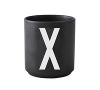 Black Edition: Ab sofort können Sie die beliebten Design Letters Buchstabenbecher in Schwarz mit weißen Buchstaben online bestellen . Arne Jacobsens Typographie Seine ABC Kollektion hat Arne Jacobsen seinerzeit bereits im Jahr 1937 für das Aarhuser Rathaus in Dänemark entworfen. Dass er mit seinen Typographie -Entwürfen solch große Erfolge feiern würde, konnte man nicht vorausahnen. Der dänische Hersteller Design Letters hat es sich jedenfalls seit 2009 zur Aufgabe gemacht, Arne Jacobsens Buchstabendesign unsterblich zu machen. Auf sämtlichen Designer Wohnaccessoires finden sich die unverkennbaren Buchstaben nun wieder - seien es Tassen , Geschirrtücher oder Kissen. Bisher wurden die Buchstaben immer in Schwarz gedruckt. Im Jahr 2017 dreht Design Letters den Spieß um und bringt den beliebtesten Designentwurf - den Buchstabenbecher - in einer schwarzen Version mit weiß gedruckten Buchstaben auf den Markt. Multifunktionsbecher Der schwarze Design Letters Buchstabenbecher lässt sich für vielerlei Zwecke nutzen - sei es als Zahnputzbecher , als originelles Trinkgefäß , als Stiftebecher oder als reines Dekoobjekt. Vor allem in Kombination mit dem weißen Buchstabenbecher lassen sich interessante Akzente setzen. Aus mehreren Buchstabenbechern lassen sich sogar ganze Wörter zusammensetzen. Gefertigt wird der schwarze Buchstabenbecher ebenso wie das weiße Pendant aus hochwertigem Porzellan. Bestellen Sie den neuen Designer Buchstabenbecher von Arne Jacobsen am besten gleich hier im Onlineshop ! Hinweis: Dieser Artikel ist ein Einzelstück. Als Einzelstücke verkaufen wir ungebrauchte und neuwertige Artikel, die KEINE Beschädigungen aufweisen. Das können zum Beispiel Auslaufmodelle, Restposten oder Retourenartikel sein. Da die Artikel zudem oft nur in begrenzter Stückzahl vorhanden sind, sind sie für den Zwischenverkauf vorbehalten. Einzelstücke sind wie alle Designerschnäppchen vom Umtausch ausgeschlossen.