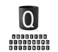 Black Edition: Ab sofort können Sie die beliebten Design Letters Buchstabenbecher in Schwarz mit weißen Buchstaben online bestellen . Arne Jacobsens Typographie Seine ABC Kollektion hat Arne Jacobsen seinerzeit bereits im Jahr 1937 für das Aarhuser Rathaus in Dänemark entworfen. Dass er mit seinen Typographie -Entwürfen solch große Erfolge feiern würde, konnte man nicht vorausahnen. Der dänische Hersteller Design Letters hat es sich jedenfalls seit 2009 zur Aufgabe gemacht, Arne Jacobsens Buchstabendesign unsterblich zu machen. Auf sämtlichen Designer Wohnaccessoires finden sich die unverkennbaren Buchstaben nun wieder - seien es Tassen , Geschirrtücher oder Kissen. Bisher wurden die Buchstaben immer in Schwarz gedruckt. Im Jahr 2017 dreht Design Letters den Spieß um und bringt den beliebtesten Designentwurf - den Buchstabenbecher - in einer schwarzen Version mit weiß gedruckten Buchstaben auf den Markt. Multifunktionsbecher Der schwarze Design Letters Buchstabenbecher lässt sich für vielerlei Zwecke nutzen - sei es als Zahnputzbecher , als originelles Trinkgefäß , als Stiftebecher oder als reines Dekoobjekt. Vor allem in Kombination mit dem weißen Buchstabenbecher lassen sich interessante Akzente setzen. Aus mehreren Buchstabenbechern lassen sich sogar ganze Wörter zusammensetzen. Gefertigt wird der schwarze Buchstabenbecher ebenso wie das weiße Pendant aus hochwertigem Porzellan. Bestellen Sie den neuen Designer Buchstabenbecher von Arne Jacobsen am besten gleich hier im Onlineshop ! Hinweis: Dieser Artikel ist ein Einzelstück. Als Einzelstücke verkaufen wir ungebrauchte und neuwertige Artikel, die KEINE Beschädigungen aufweisen. Das können zum Beispiel Auslaufmodelle, Restposten oder Retourenartikel sein. Da die Artikel zudem oft nur in begrenzter Stückzahl vorhanden sind, sind sie für den Zwischenverkauf vorbehalten. Einzelstücke sind wie alle Designerschnäppchen vom Umtausch ausgeschlossen.