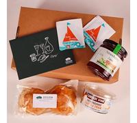 Devon Hampers Cream Tea Afternoon Tea Hamper for 2 - Fruit Scone Gift Set & Food Hamper Gifts - Fresh Fruit Scones, Strawberry Jam, Clotted Cream & Devonshire Tea Bags