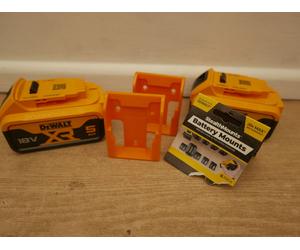 DeWalt DCB184 18v xr 5 ah Li-Ion Batteries x 2 + stealth battery mounts
