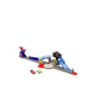 Mattel Disney and Pixar Cars Playset & Toy Car, Tongue-Out Lightning McQueen & Crushed Car, Piston Cup Stunting Speedway Track Set Includes, JHL42