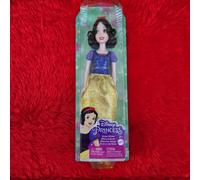 Mattel Disney Princess Dolls, Snow White Posable Fashion Doll with Sparkling Clothing and Accessories, Disney Movie Toys, HLW08 (Design May Vary)