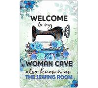 Divertente cartello in metallo con scritta "Welcome To My Woman Cave also Known as the Sewing Room Home Living Room Bedroom Bathroom Art Wall Decoration 20 cm x 30 cm