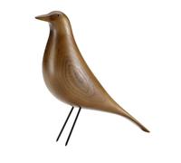 Hausvogel: Eames House Bird von Vitra Auf vielen Eames Fotos findet sich ein kleiner Accessoire-Vogel - was hat es mit dem House Bird auf sich? Amerikanische Folk Art Das Eames House von Charles und Ray Eames ist mit zahlreichen Objekten und Accessoires dekoriert, die die beiden von ihren Reisen mitbrachten. Unter anderem findet sich auch dort im Zentrum die bekannte Vogelfigur. Sie ist mittlerweile über 50 Jahre alt und ein geschätztes Stück amerikanischer Folk Art . Der Vogel stammt ursprünglich aus der Bergregion der Appalachen im Nordosten der USA. Er faszinierte Charles und Ray Eames so sehr, dass sie ihm einen zentralen Platz im Eames House zuwiesen. Die Vogelskulptur ist ein besonderes und wunderschönes Dekorationselement , das jeden Designhaushalt perfekt ergänzt. Der Eames House Bird von Vitra eignet sich auch wunderbar als Geschenk - ob für Familie, Freunde oder Geschäftspartner über diesen Designklassiker freut sich jeder! Material und Form Der Körper des House Birds ist aus Nussbaumholz gefertigt und klarlackiert. Die Füße sind aus Eisendraht und die Augen aus Glas gefertigt. Er ist 27,6 cm hoch, 27,8 cm tief und 8,5 cm schmal.