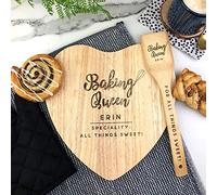eBuyGB Personalised Baking Set, Baking Queen Cake Stand & Wooden Spatula, Heart Chopping/Cutting Board, Fun Baking Gift, Cooking, Kitchen Gifts for Her, Women