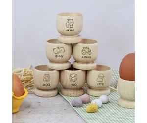 eBuyGB Personalised Egg Cup, Engraved Wooden Egg Cup, Easter Gift for Kids, Dippy Egg Holder with 10 Icon Choices, Squirrel, Tractor, Chicken, Frog (Pack of 6)