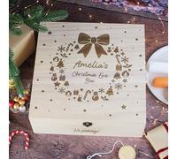 eBuyGB Personalised Wooden Christmas Eve Box, Engraved Xmas Eve Crate with Child’s Name, Festive Wreath Design Keepsake Box, Night Before Christmas (32 cm Square)