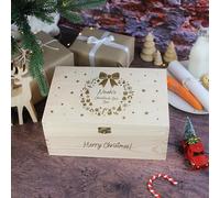 eBuyGB Personalised Wooden Christmas Eve Box, Engraved Xmas Eve Crate with Child’s Name, Festive Wreath Design Keepsake Box, Night Before Christmas (30 x 19 cm)