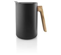 Nordischer Look: Vacuum jug Isolierkanne 1.0l Eva Solo Stilvoll und funktional - das ist die Isolierkanne der Nordic Serie von Eva Solo. Dank eines zweilagigen Vakuum-Edelstahl-Einsatzes hält sie Getränke besonders lang warm. Durch den abgerundeten Holzgriff liegt die Kanne gut in der Hand und ihr integrierter Tropfschutz macht sie zu 100% tropffrei. Material und Format Die Kanne besteht aus Edelstahl und einem Griff aus Eichenholz. Sie verfügt über einen Vakuumstahleinsatz und fasst 1 Liter. Hinweis: Dieser Artikel ist ein Einzelstück. Als Einzelstücke verkaufen wir ungebrauchte und neuwertige Artikel, die KEINE Beschädigungen aufweisen. Das können zum Beispiel Auslaufmodelle, Restposten oder Retourenartikel sein. Da die Artikel zudem oft nur in begrenzter Stückzahl vorhanden sind, sind sie für den Zwischenverkauf vorbehalten. Einzelstücke sind wie alle Designerschnäppchen vom Umtausch ausgeschlossen.