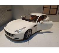 Ferrari FF GT 2011-16 Shooting Brake White 1:24 Scale Model Car in Display Case