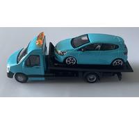 Flatbed Transporter with Renault Clio in blue, 1:43 scale model, Bburago, 31401