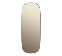 Ein Spiegel , der verzaubert: Mit zarten Farbschattierungen stellt der Framed Mirror, entworfen von Anderssen & Voll für Muuto , jeden anderen Spiegel in den Schatten. Spiegel und Kunstobjekt Neben der funktionalen Seite - natürlich können Sie sich im großen Framed Mirror von oben bis unten betrachten - hat der Designer Spiegel von Muuto einen besonders dekorativen Charakter. Mit einem Hauch von Farbe angereichert - entweder roséfarbenes Glas mit roséfarbenem Rand, taupefarbenes Glas mit taupefarbenem Rand oder klassisches klares Spiegelglas mit grauem Rand - setzt der Design Spiegel außergewöhnliche Akzente, ohne zu plakativ zu wirken. Auf den Punkt bringen es die Designer Anderssen & Voll : Framed ist ein Spiegel , der gleichermaßen dazu gemacht ist, gesehen zu werden, als auch zu dem Zweck, sich selbst darin zu sehen. Anderssen & Voll für Muuto Es sind bereits zahlreiche Entwürfe, die in Zusammenarbeit von Anderssen & Voll und Muuto entstanden sind - darunter der beliebte Elephant Beistelltisch und das gemütliche Rest Sofa . Nun kommen mit den Framed Spiegeln weitere Designentwürfe hinzu - und wer weiß, vielleicht werden auch diese schon bald mit einem Designpreis ausgezeichnet, wie es bereits bei vielen Anderssen & Voll Entwürfen der Fall war. Entscheiden Sie selbst, ob Sie Ihren Framed Mirror als Einzelobjekt wirken lassen oder eine kleine Spiegelgalerie errichten möchten - den außergewöhnlichen Spiegel von Muuto können Sie jedenfalls in der hier gezeigten länglichen Ausführung sowie in einer kleineren ovalen Ausführung online bestellen .