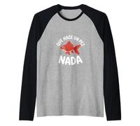 Funny Goldfish Saying Que Hace Un Pez Nada Spanish Raglan Baseball Tee