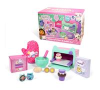 Gabby’s Dollhouse Baking Playset - Kids' Pretend Bake & Play Kit with Mixing Bowl, Whisk, Flour, Eggs & Oven - Fun & Educational Role Play Toy for Toddlers & Children - Gabby’s Dollhouse Toys for Boys