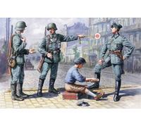 German Patrol 1939-1942 4 Figures 1 Officer 2 Soldiers 1 Civilian 1:35 Model Kit