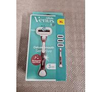 Gillette Venus Pro Smooth Sensitive Women’s Razor for Sensitive Skin, 1 Refill Razor Cartridges, Reusable Metal Handle and Shower Holder