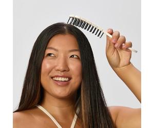 Glov Detangling brush with hook-shaped handle for easy hanging, gentle detangling of hair and ideal styling for all hair types. Perfect for on the go and at home for shiny hair