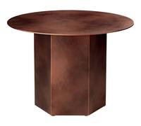 Modern: Der Epic Coffee Table Couchtisch Stahl von Gubi Inspiriert von der griechischen Antike und ihren monumentalen Säulen, entwarfen GamFratesi den Epic Coffee Table für Gubi. Statt des üblich verwendeten Travertinsteins setzt das Designstudio mit der neuen Epic Kollektion auf Stahl . In mehreren Schichten wird ein Lack aufgetragen und teilweise von Hand in einem traditionellen und hochspezialisierten Verfahren entfernt, welches nur einigen wenigen italienischen Kunsthandwerkern bekannt ist. Abschließend wird eine transparente Schutzschicht aufgetragen. Ergebnis ist eine einzigartige und lebendige Oberfläche , die je nach Lichteinfall unterschiedliche Schattierungen und Reflexionen annimmt. Designstudio GamFratesi Stine Gam und Enrico Fratesi bilden das Designstudio GamFratesi . Der Stil der beiden basiert auf einer Kombination von Tradition und Moderne und wird durch eine experimentelle Herangehensweise geprägt bei der ausgewählte Materialien und Techniken eine Rolle spielen. So werden traditionelle dänische Möbel- und Handwerkskunst mit einem klassischen italienischen intellektuellen und konzeptionellen Ansatz verbunden. Material und Format Der Sockel und die Tischplatte sind aus Edelstahl und verzinktem Stahl gefertigt. Der Couchtisch besitzt einen Durchmesser von 60 cm. Die Höhe des Tisches beträgt 42 cm. Das Gewicht des Tisches beträgt ca. 22 kg. Hinweis: Jedes Produkt ist ein Unikat. Aufgrund eines einzigartigen Herstellungs- und Bearbeitungsverfahren des Stahls bezüglich hat jeder Tisch eine einzigartige Oberfläche.