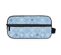 GuoChe Travel Organizer Bag Hanging Design durables Twill Fabric Makeup/Shaving/Toiletry Storage Christmas Blue Snowflake