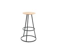 Runde Sache: Gustave Bar stool Barhocker von Hartô Als älterer und größerer Bruder des Gustave Hockers ist der Gustave Barhocker eine beachtliche Erscheinung. Dank seiner Größe passt er hervorragend an hohe Tische oder Theken. Sein Gestell aus Metall sorgt für einen industriellen Charme und ein modernes Ambiente. So ergänzt der Barhocker verschiedene Einrichtungen gut und kann zeitlos eingesetzt werden. Designer Charles Seuleusian Charles Seuleusian ist fasziniert von Industrieobjekten im Allgemeinen und sieht sie als unerschöpfliche Quelle für seine Fantasie und Entwürfe . Nach seinem Diplom an der National School of Industrial Design (ENSCI) arbeitete er zusammen mit dem Studio Jeff Miller in New York und mit Arik Levy in Paris . Die Gustave Serie ist seine erste Zusammenarbeit mit Hartô. Material und Format Der Barhocker besteht aus einem Sitz aus massiver Eiche und einem Gestell aus lackiertem Metall . Die Sitzfläche hat einen Durchmesser von 36 cm, das Gestell von 42 cm. Der Barhocker ist insgesamt 77 cm hoch.