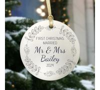 GuteGifts Personalised First Christmas Married Mr and Mrs Ceramic Bauble Gift for New Couples Wife Husband Xmas Tree Ornaments Decoration Merry Christmas Hanging Sign Santa Keepsake