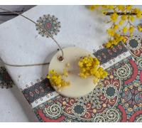 Handcrafted Soy Wax Aromatherapy Pendant, White Round Disk with Natural Dried Flowers, Boho Style, Decorative Home Fragrance