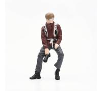 Harilla Scale Figure Display Resin Human Model Collectible Miniature Figure Standalone Painted Details Suitable for display arrangements scene building, 1/18, Male Photographer Leaning On Railing